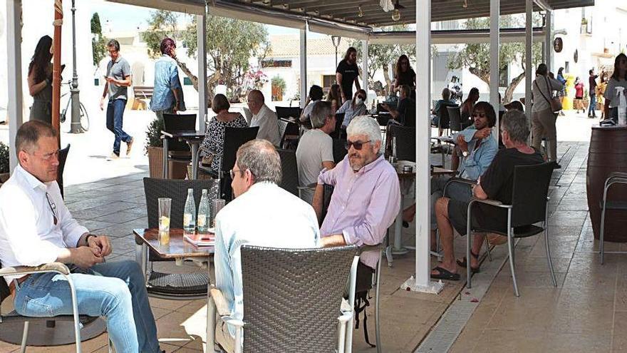 Clients sense mascaretes en una terrassa de Formentera, ahir