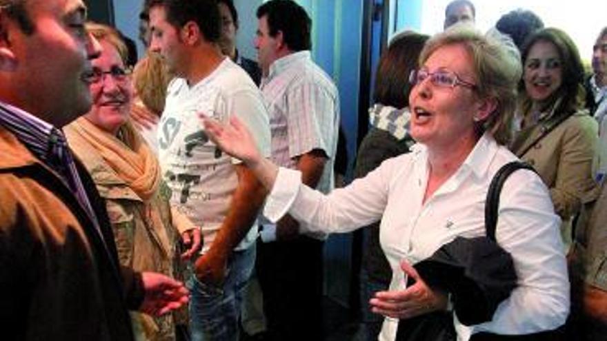 Maribel Escribano expresa su felicidad tras ser reelegida como diputada.