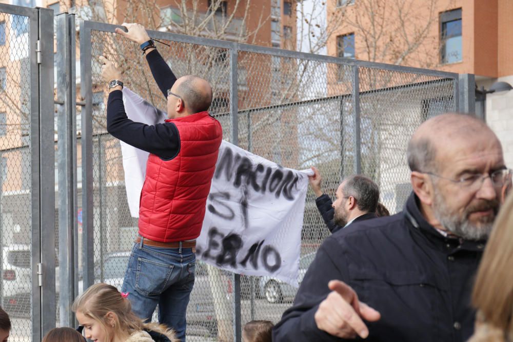 Manifestación vecinal en contra de los talleres de la T2 en Quatre Carreres