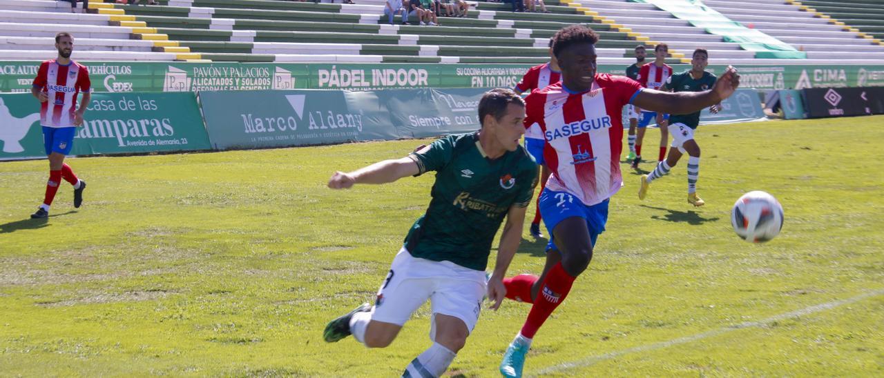 Rubén Solano pugna por el balón con un jugador del Navalcarnero.