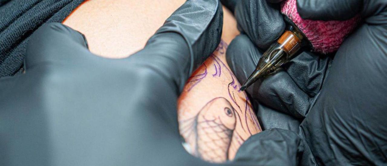 Un gallego investiga el efecto negativo de los tatuajes sobre el sistema inmune