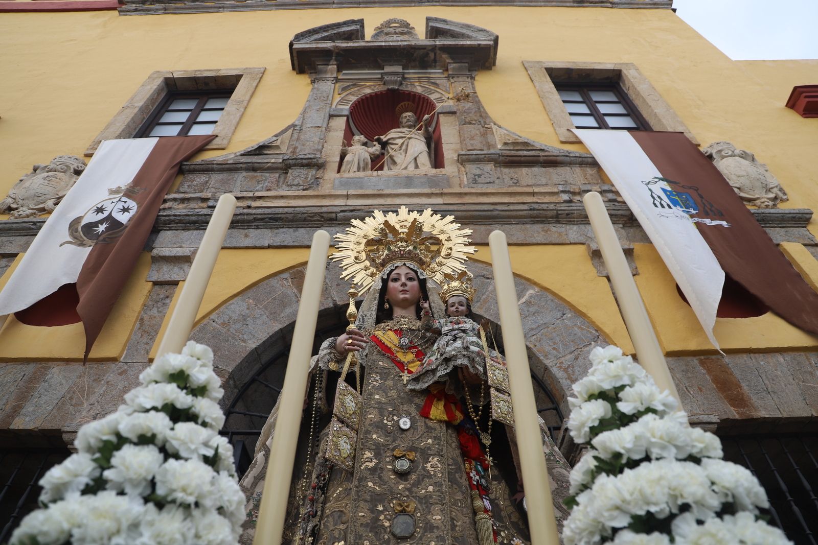 Los besamanos y procesiones del Día de Todos Los Santos, en imágenes