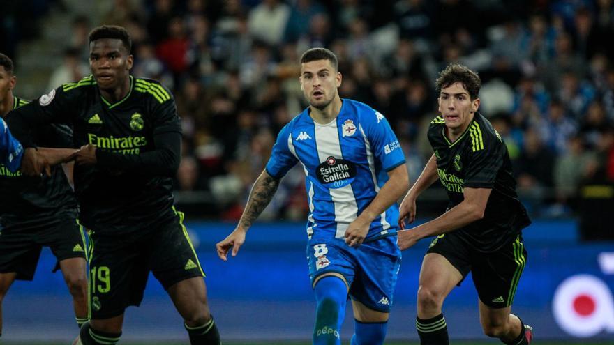 Roberto Olabe, rodeado de jugadores en el partido contra el Castilla. |  // CASTELEIRO / ROLLER AGENCIA