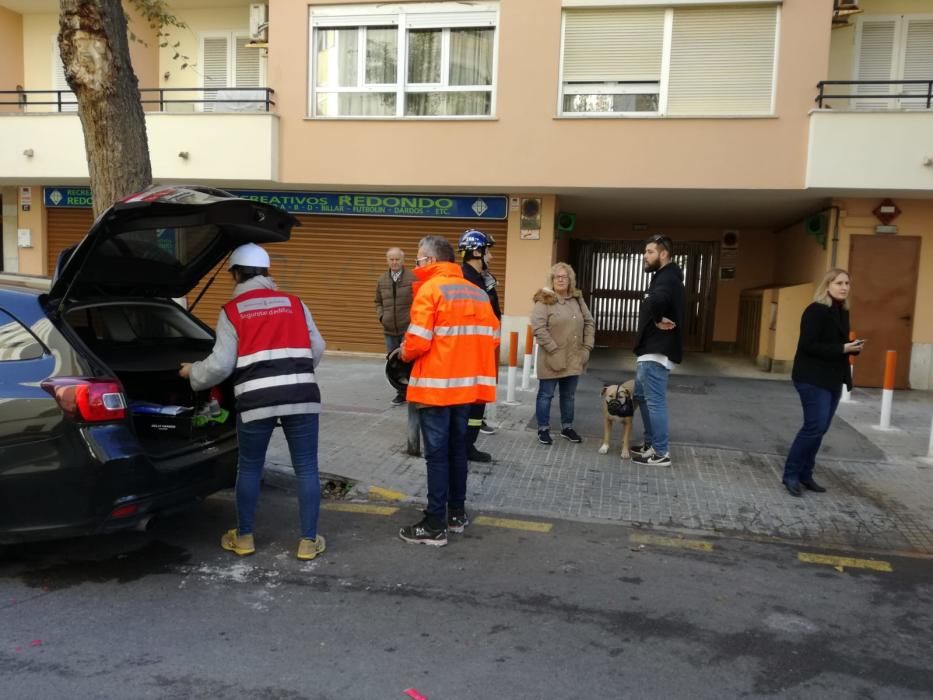 La Policía Científica de la Policía Nacional, los Bombers de Palma y los técnicos de Cort han inspeccionado el ático devastado en el Coll den Rabassa