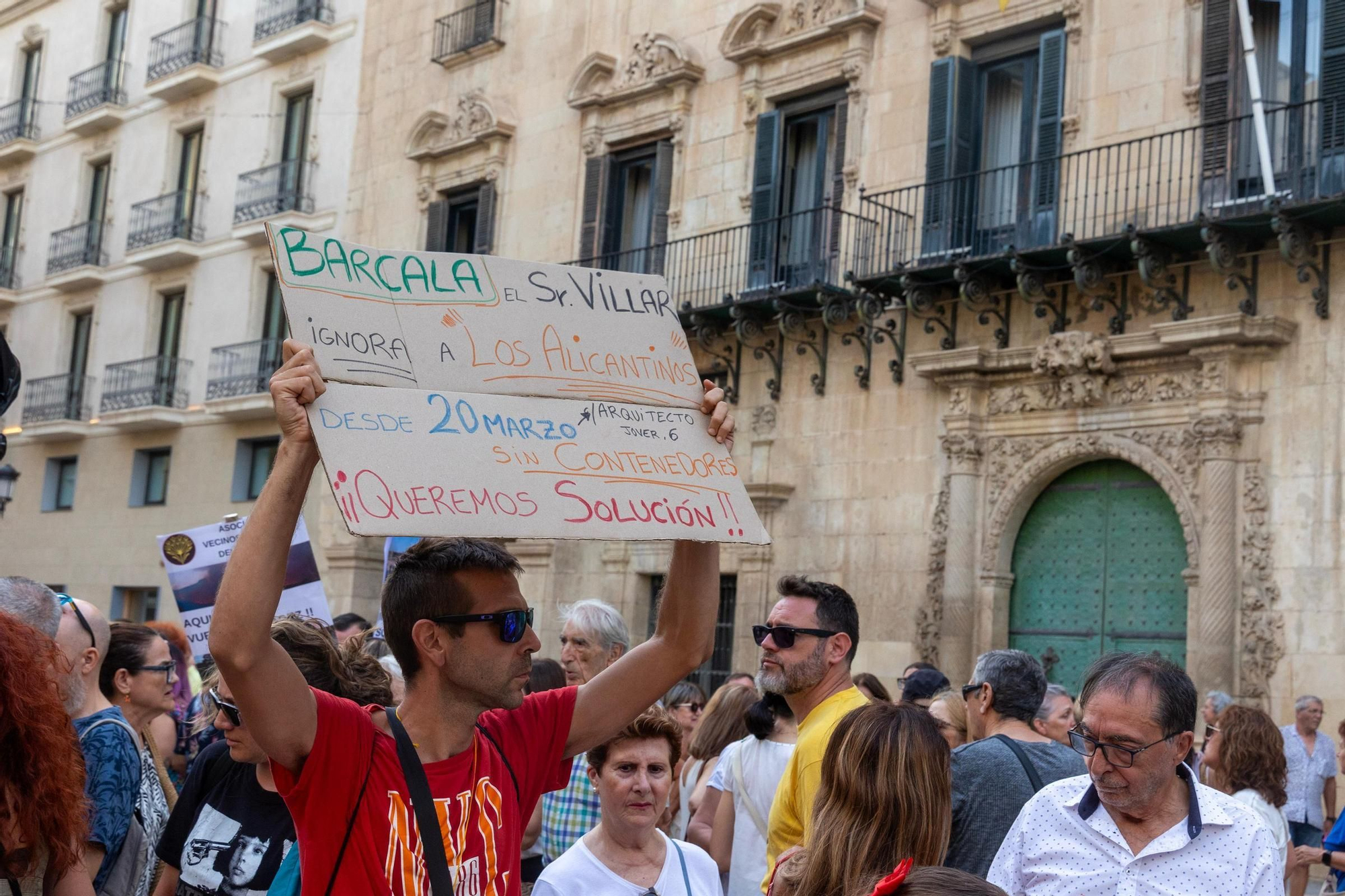 El malestar por la limpieza en Alicante se traslada a la calle