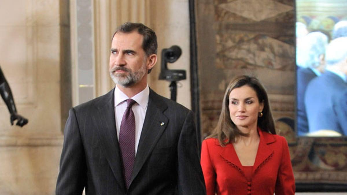 Letizia Ortiz con traje rojo de Felipe Varela