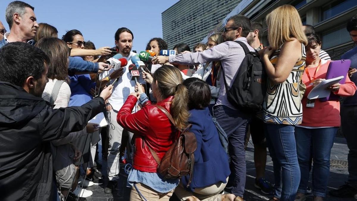 Pablo Iglesias atiende a los medios de comunicación en San Sebastián.