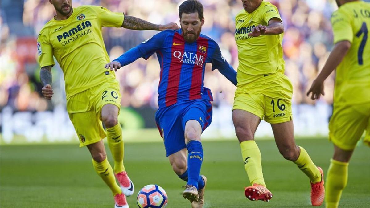 Messi, entre dos jugadores del Villarreal