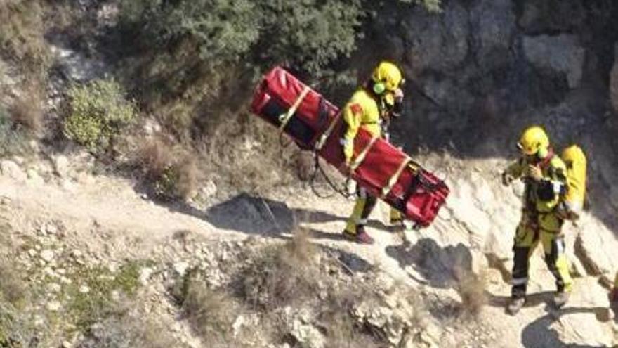 Los bomberos rescatan en helicóptero a un hombre tras caerse cerca del Pantano