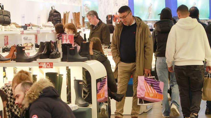 Clientes en una tienda de calzado, ayer, en Ourense.   | // IÑAKI OSORIO