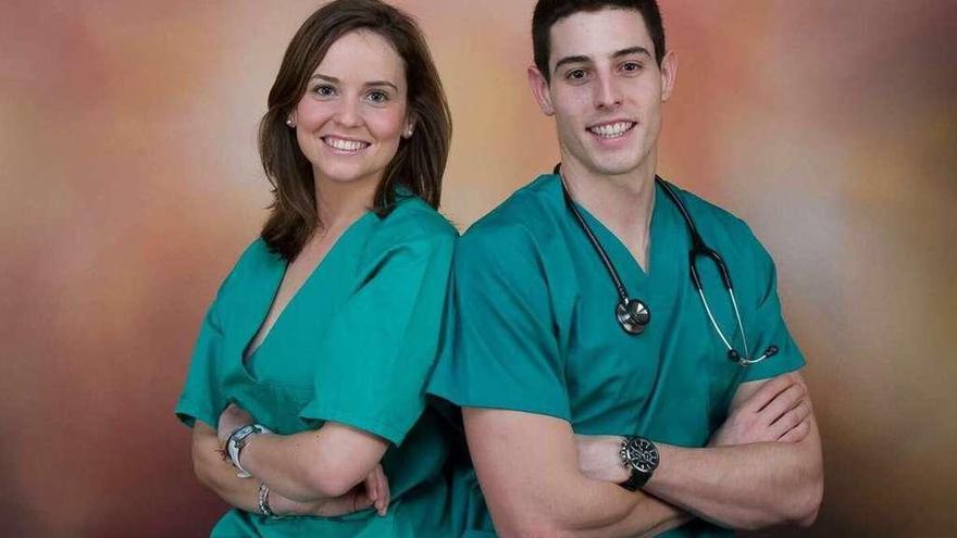 Ángel Hernández posa con su pareja con el uniforme médico.