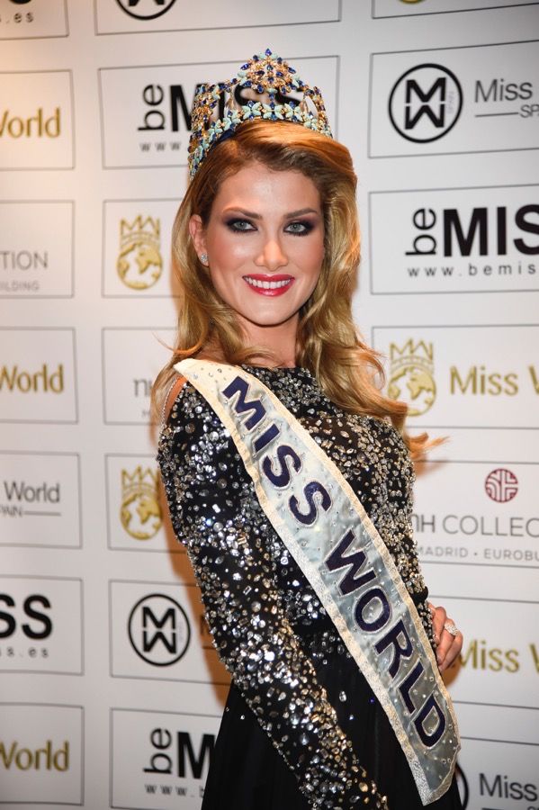 Mireia Lalaguna con la corona de Miss Mundo