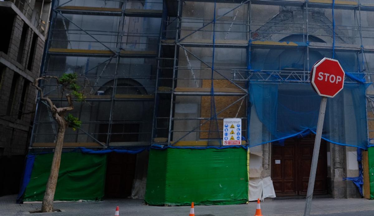 Vista del árbol el año pasado durante las obras de reforma de la iglesia de La Luz.