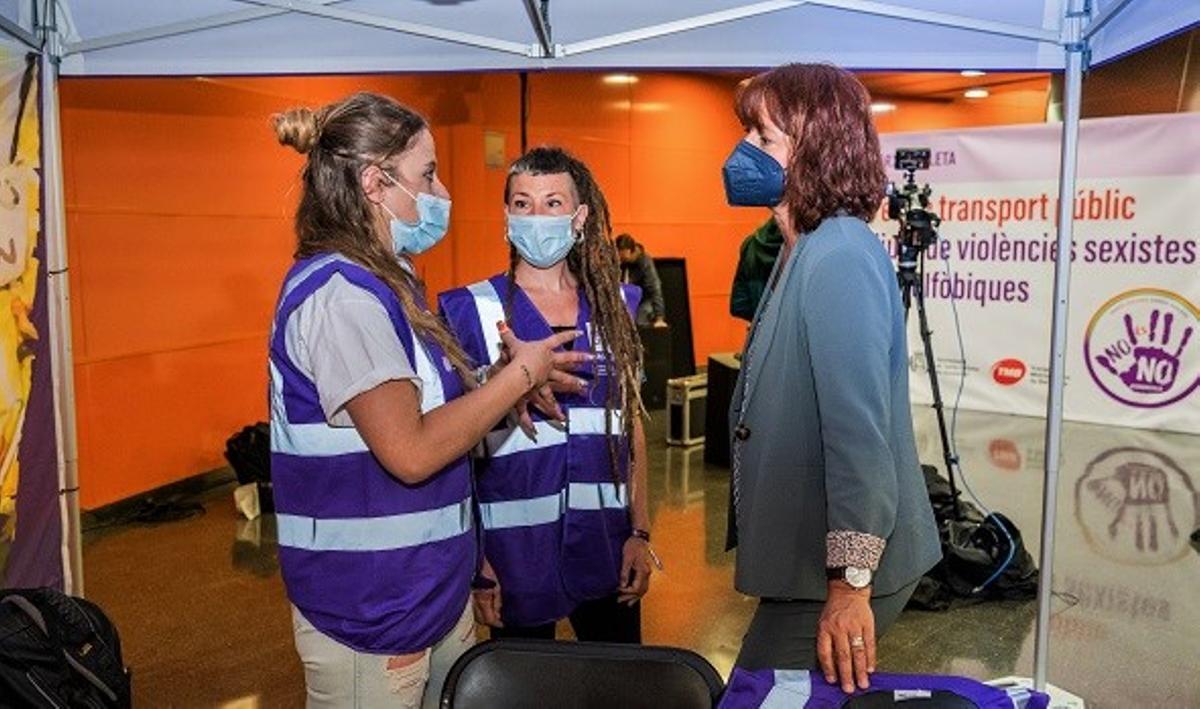 Santa Coloma estrena punts lila al metro per la revetlla de Sant Joan