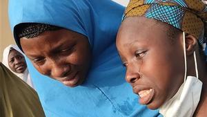 Las niñas secuestradas reaccionan mientras se reúnen con sus familiares en Jangebe, estado de Zamfara.