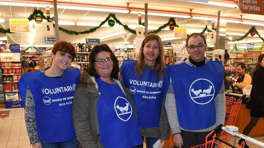 Voluntarios del Banco de Alimentos Rías Altas, en un supermercado.