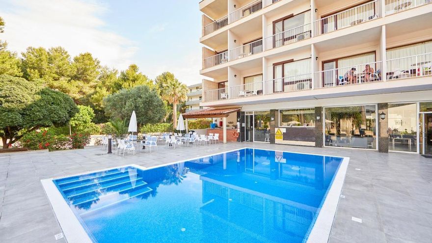 Muere un turista alemán de 20 años al tirarse a la piscina de un hotel desde el tercer piso en Palma