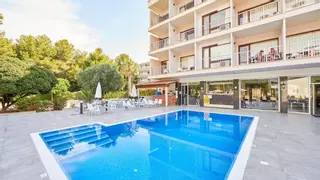 Muere un turista alemán de 20 años al tirarse a la piscina de un hotel desde el tercer piso en Palma