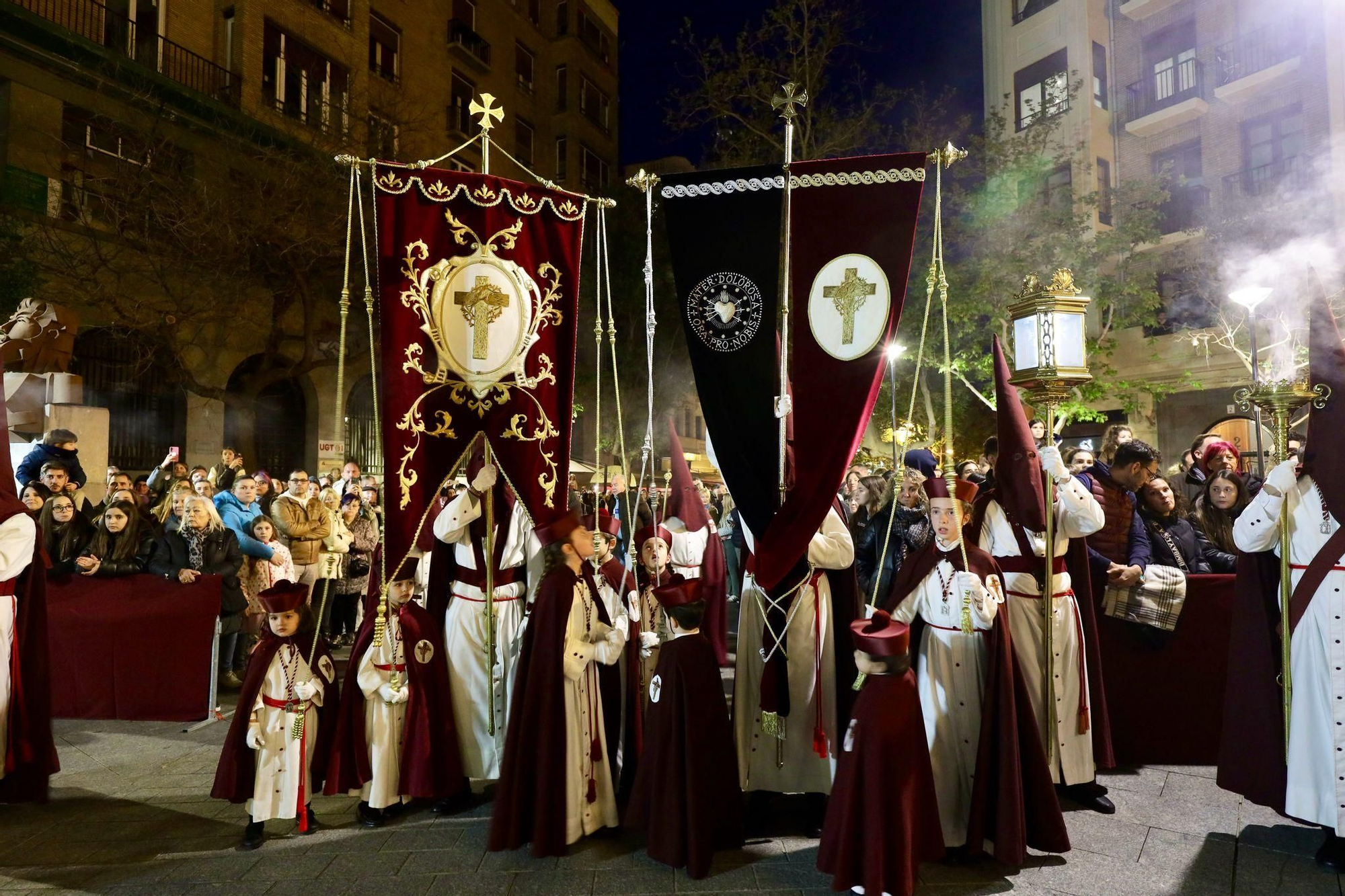 En imágenes | Zaragoza se conmueve con el 'Encuentro' de Jesús del Calvario y la Virgen de los Dolores
