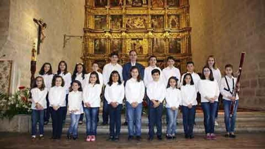 Ángel del Palacio posa junto a los niños de la Escolanía en una foto de familia. Foto