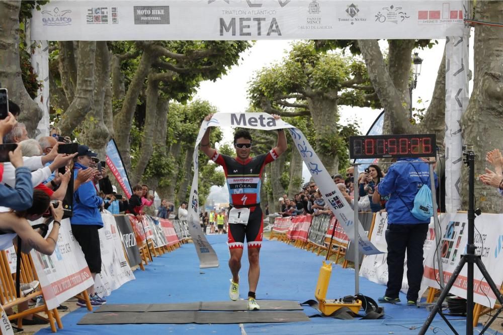 Noya encabeza el Triatlón Atlántico en Baiona. // J. Lores