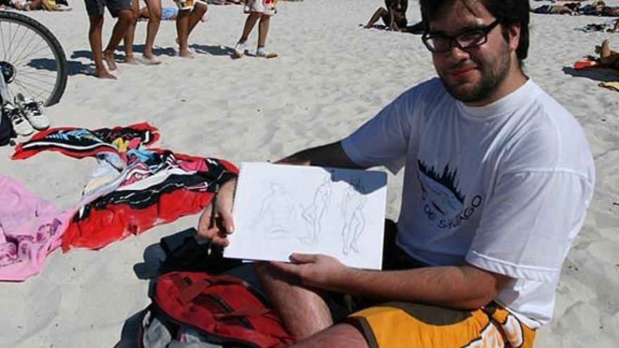 JAIRO VALVERDE.ESTUDIANTE, 20 AÑOS&quot;Vengo poco, pero me gusta
dibujar en la playa&quot; Este joven estudiante de Bellas Artes es un buen
ejemplo de la diversidad de formas con las que poder pasar el tiempo en la playa. Saca su bloc y aprovecha para dibujar. Le da &quot;pereza&quot; acercarse hasta aquí, prueba de ello es que aún luce poco moreno, pero asegura que vendrá más a menudo.