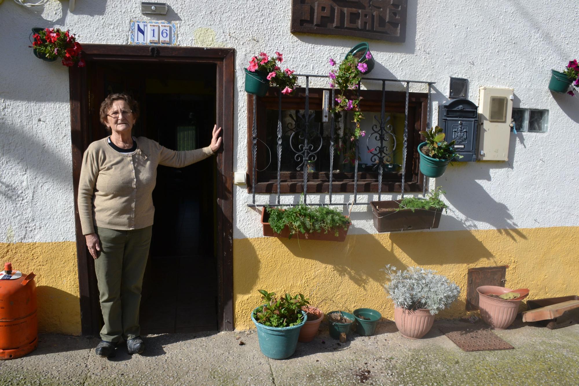 Maximina Fernández, a la entrada de so casa, en Bezanes (Casu).
