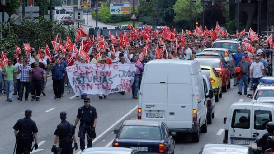 La manifestación de los trabajadores por las calles de Oviedo.