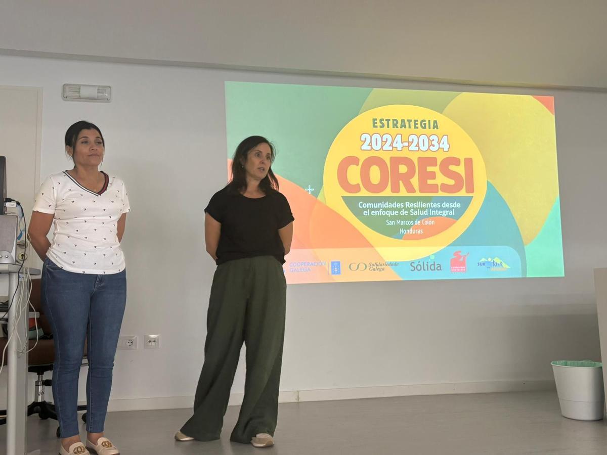 Sauceda y Del Río, dando una charla sobre el proyecto CORESI y sus experiencias de intercambio, tras completar sus estancias