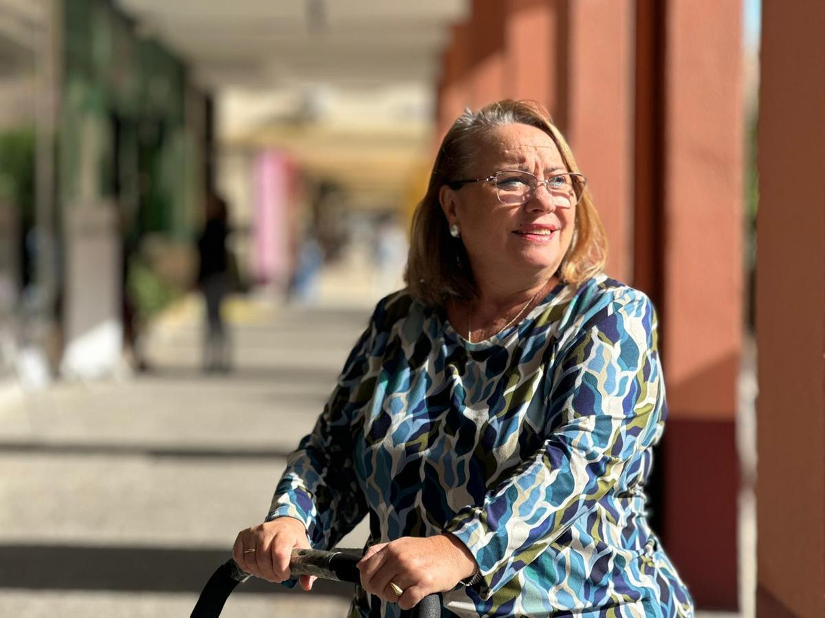 Isabel Fernández, vecina de Sevilla Este desde hace cuatro años, posa en la Avenida Emilio Lemos.