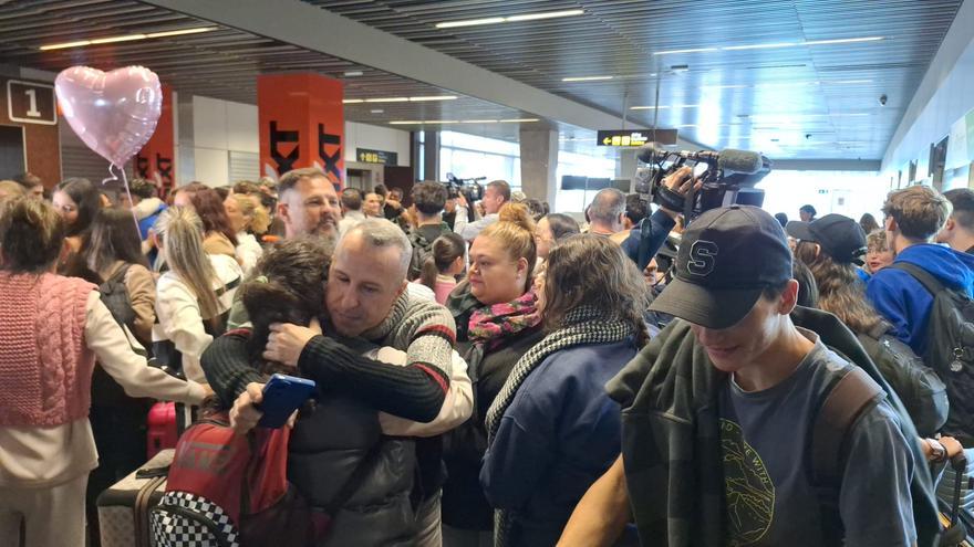 Llegada del alumnado del IES José Arencibia Gil al aeropuerto