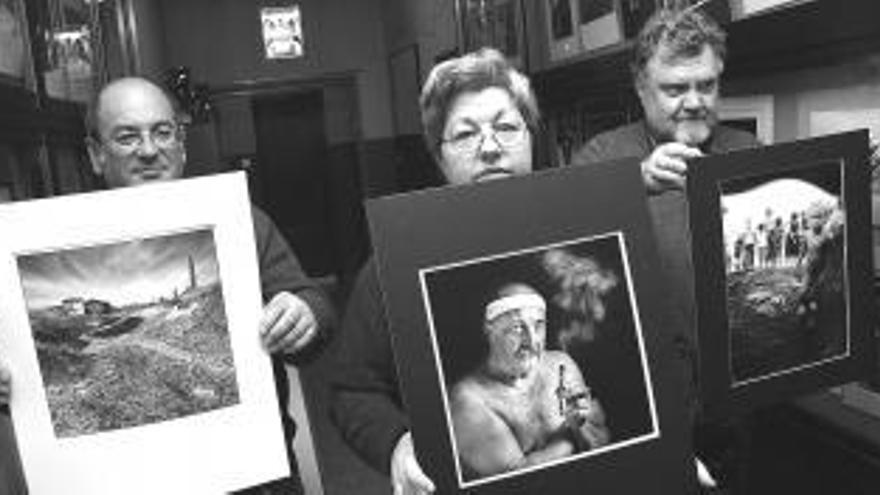 Los organizadores muestran las fotografías seleccionadas.