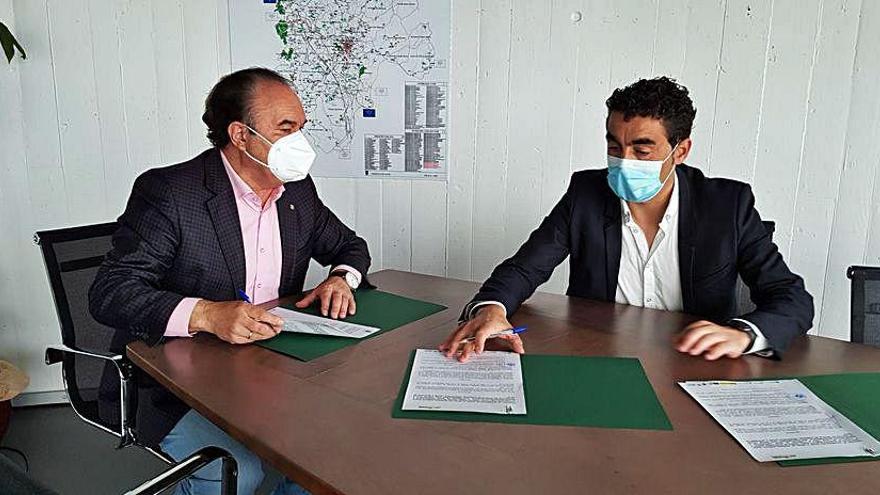 José Crespo y Luis López, durante la firma del acuerdo.