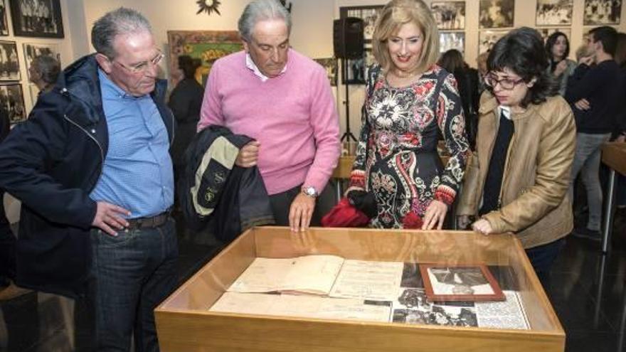 Algunos de los asistentes a la exposición de la sala.