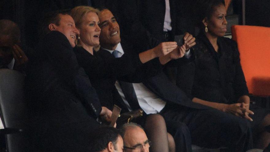 Un «funeral selfie» con caché: la primera ministra danesa, Helle Thorning-Schmidt, con Barack Obama y James Cameron en el funeral de Nelson Mandela en diciembre de 2013 (Roberto Schmidt/AFP/Getty Images). El selfie propiamente dicho lo publicó Helle Thorning-Schmidt en su libro «What doesn’t kill you» en 2017.