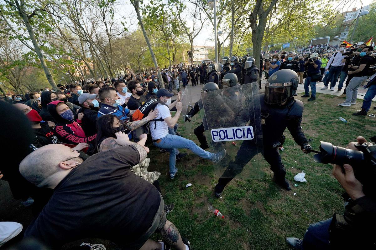 Detingut un membre de Podem per agredir agents en un míting de Vox