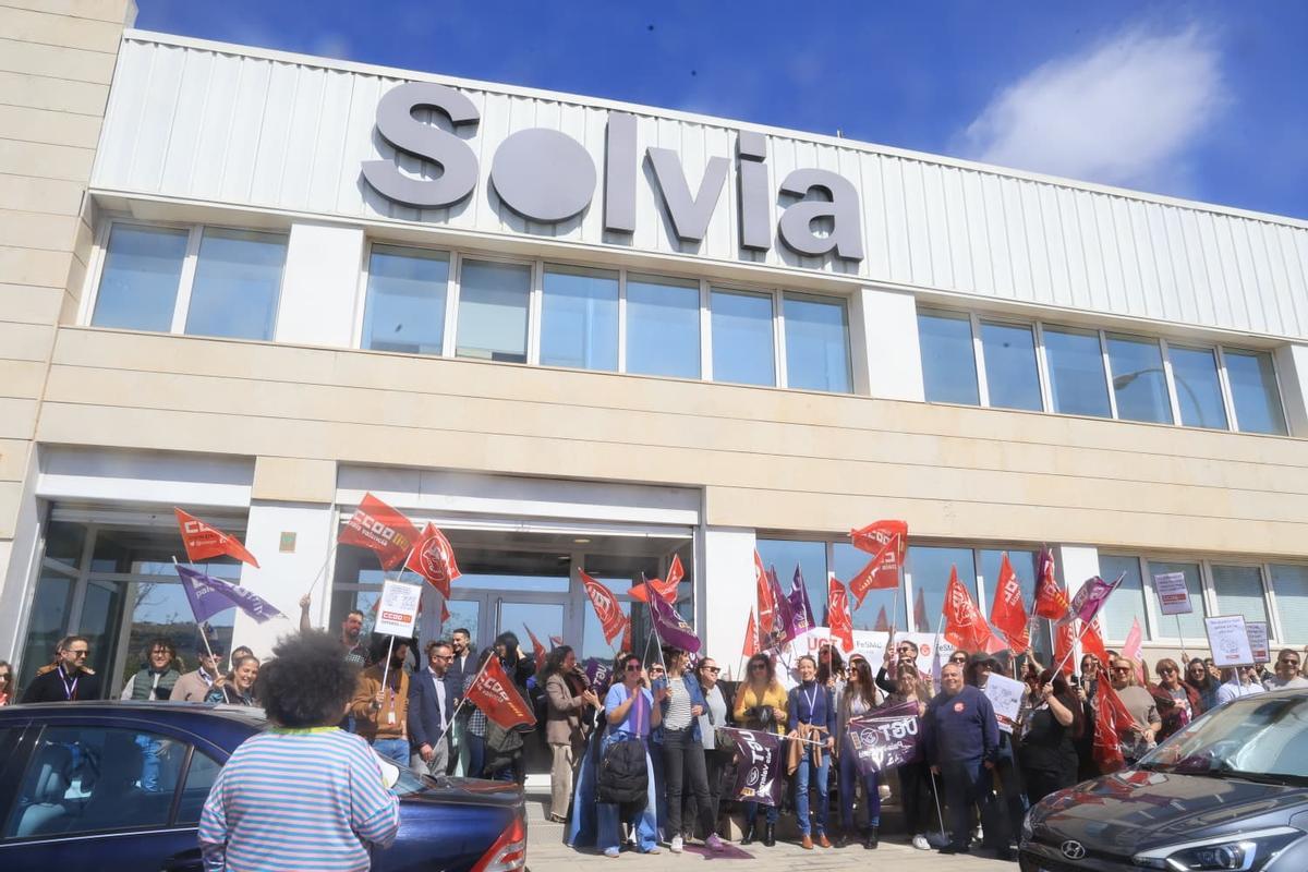 Trabajadores de Solvia protestan en Alicante para reclamar que se mantenga el teletrabajo