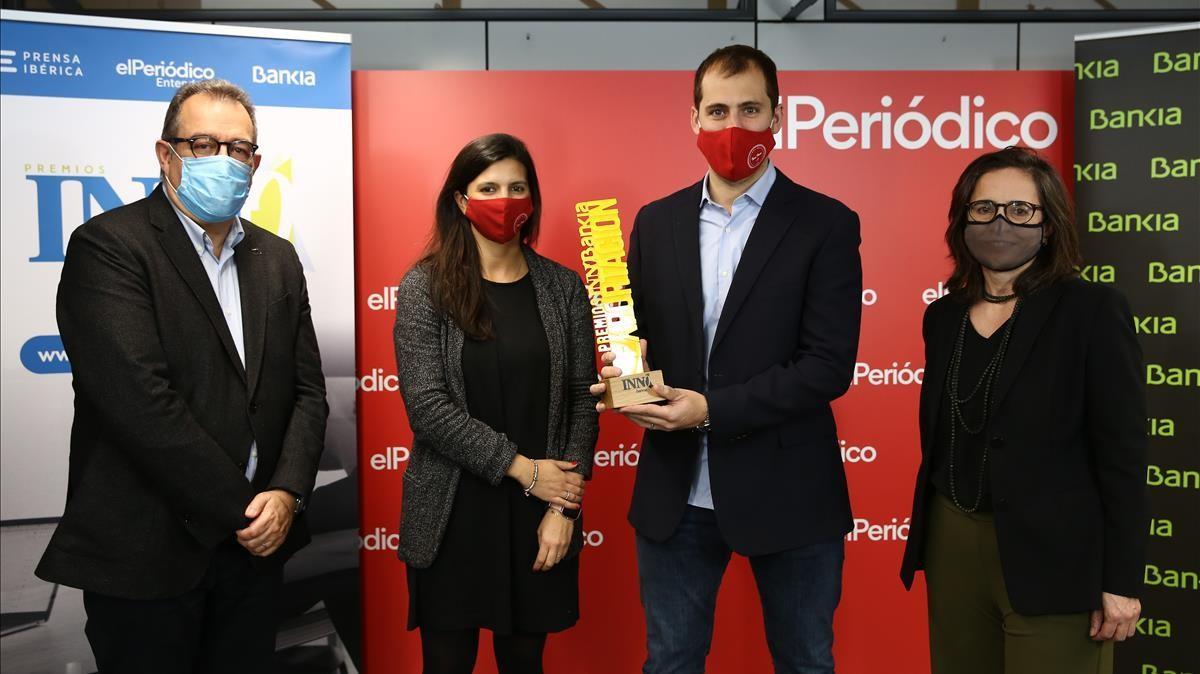 El director de EL PERIÓDICO, Albert Saéz, con los representantes de Antoni Pons, Jordi Pons y Ruth Benácer; y Meritxell sánchez, de Bankia