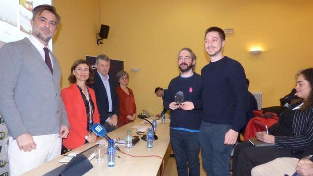 Por la izquierda, Joaquín Vaquero; Vanda Martins, directora general de la Fundación EDP; José Ramón Feito; la directora general Sonia Puente, y los ganadores Sergio Fernández y Miguel Ángel Bauta. | D. Á.