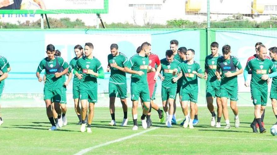 Los jugadores del Elche, en el entrenamiento de este viernes