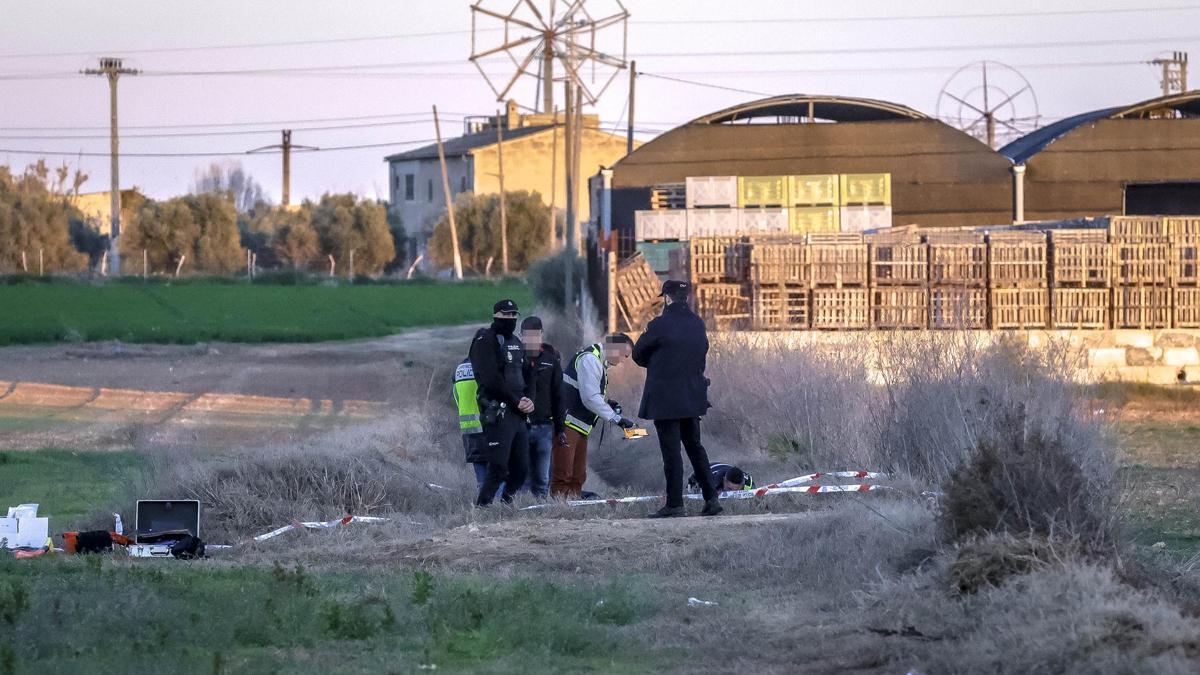 La Policía Judicial examina el esqueleto hallado en los alrededores del poblado de Son Banya.