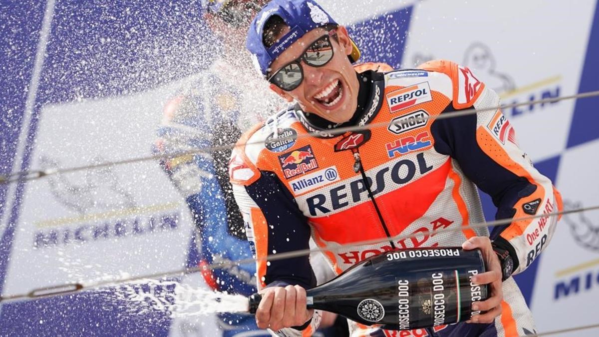 Marc Márquez (Honda) muestra su euforía en el podio de Motorland (Aragón).