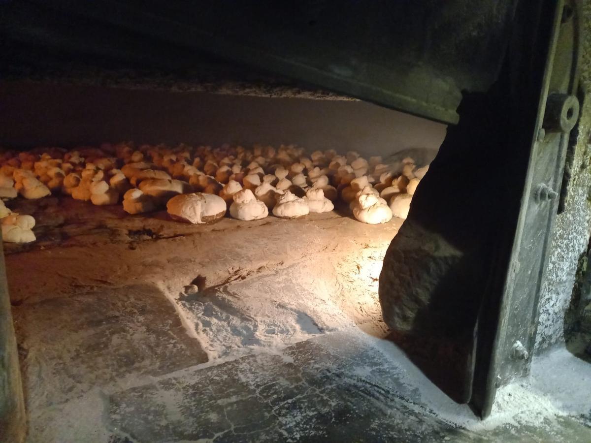 La panadería Moure de Sar sigue cociendo el pan en horno de piedra