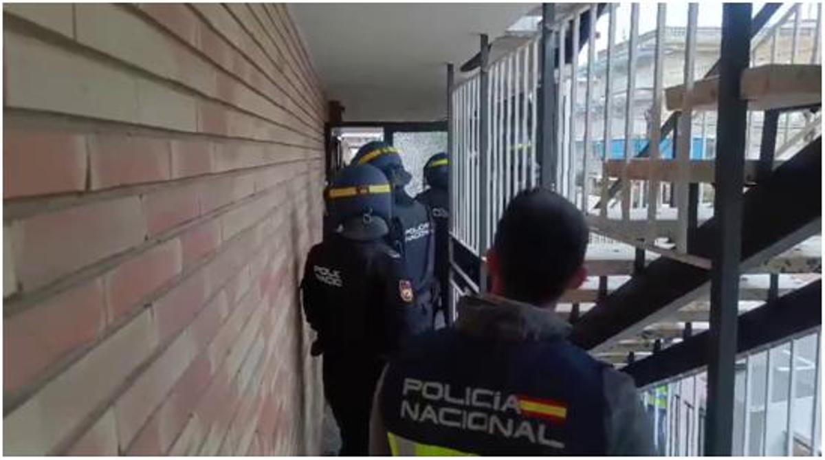 La Policía se dispone a realizar uno de los registros.