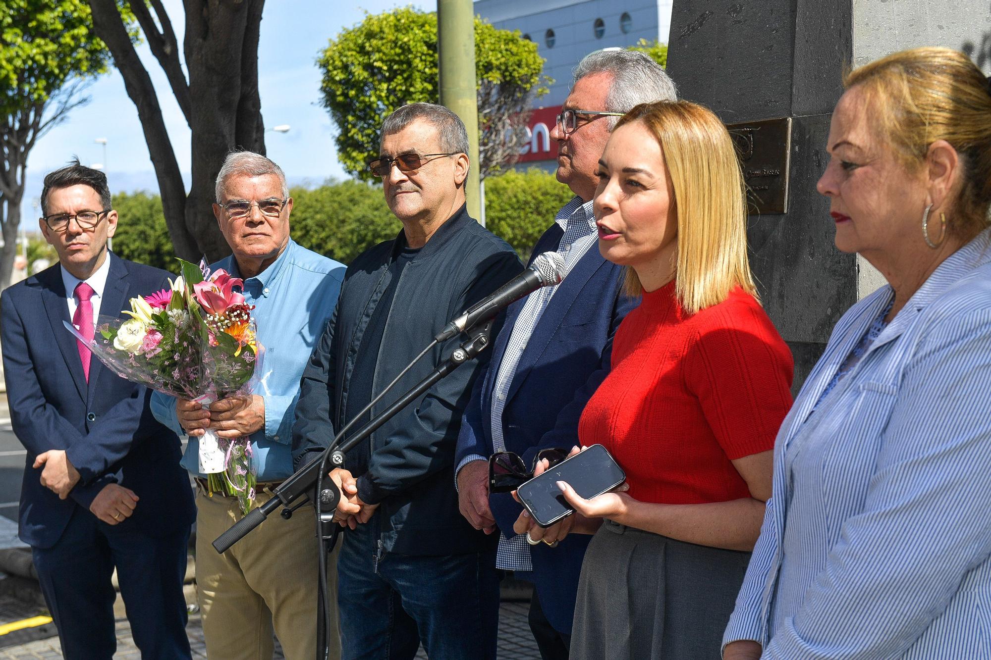 Ofrenda floral en homenaje a Felo Monzón