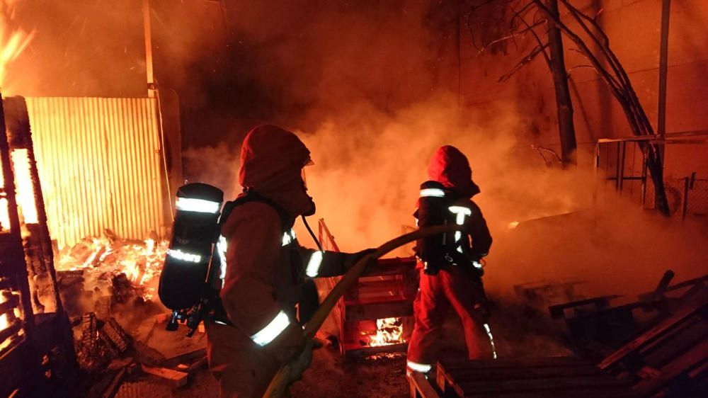 Incendio en una nave de maderas en Alaquàs