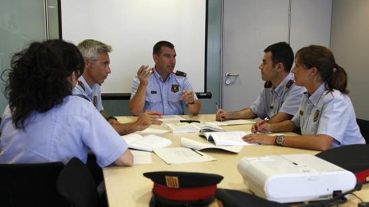 Una reunión de la Unidad de Mediación de los Mossos, con el inspector Xavier Pastor en el centro.