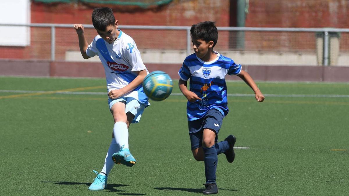 Partido ayer por la tarde entre el Victoria y el Santa Cruz en la ciudad deportiva Arsenio Iglesias. |  // CARLOS PARDELLAS