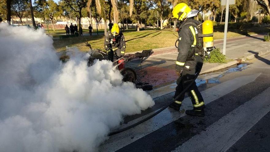 Arde una moto de la empresa Muving en Teatinos.