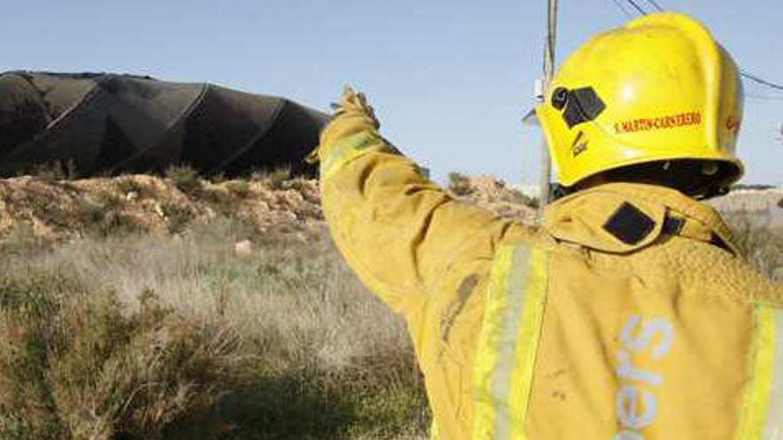 Un bombero, el pasado mes de marzo, junto al edificio después de sofocarse el incendio.